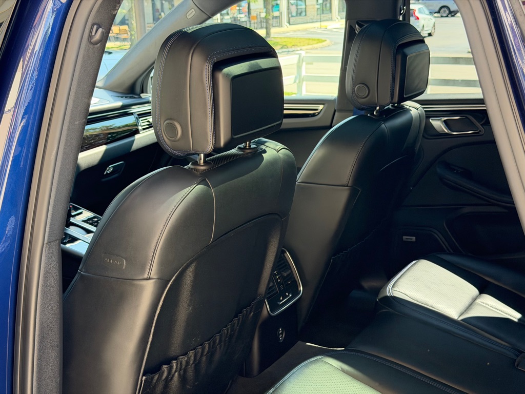 Photo 74 of this PORSCHE MACAN