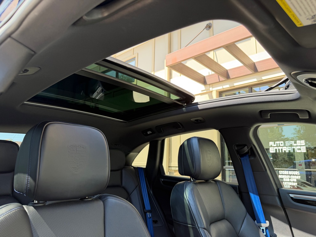 Photo 72 of this PORSCHE MACAN