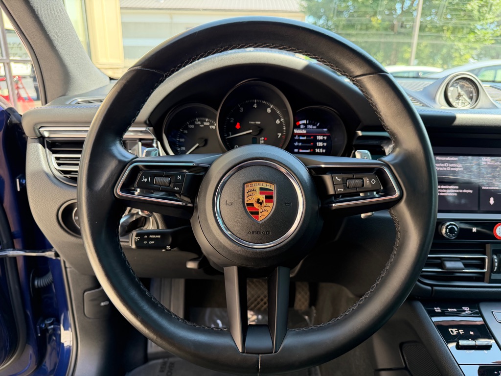Photo 29 of this PORSCHE MACAN