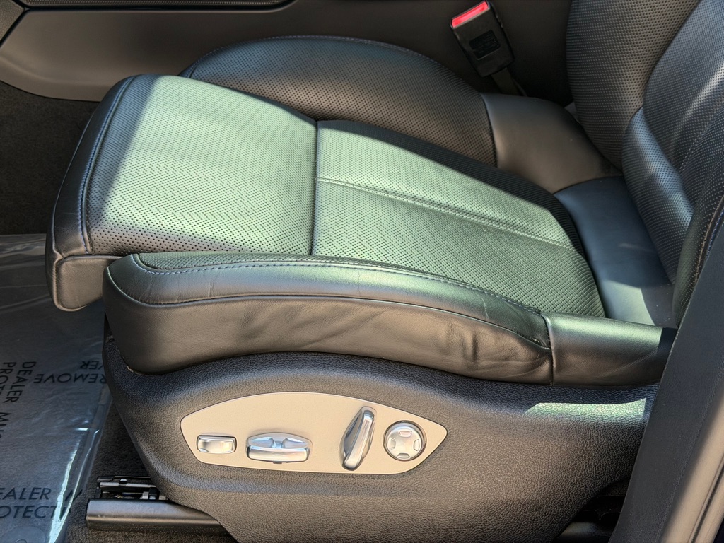 Photo 25 of this PORSCHE MACAN