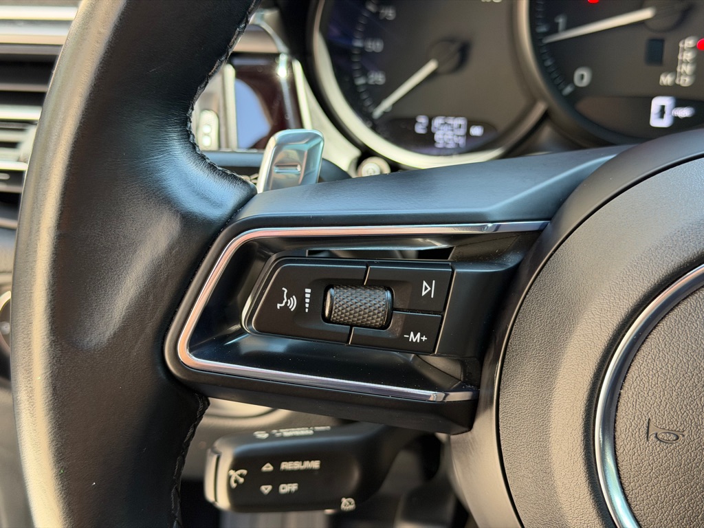 Photo 31 of this PORSCHE MACAN