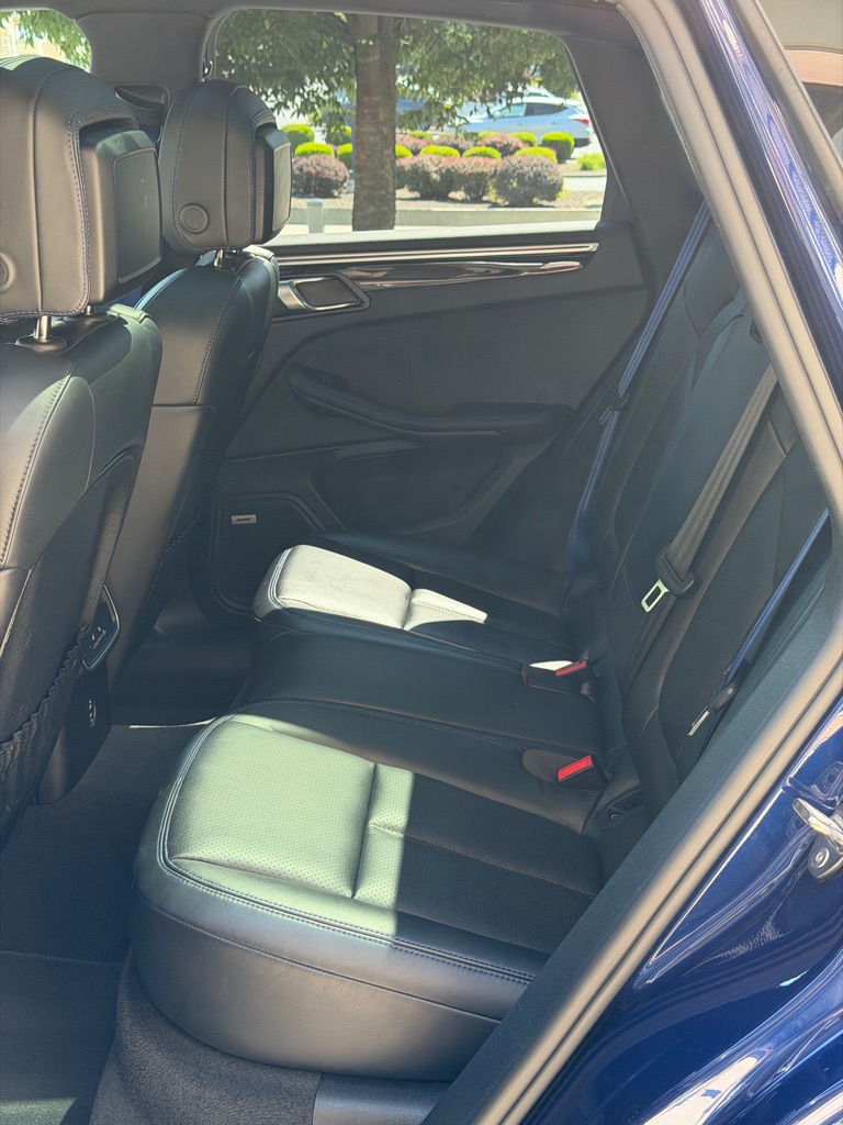 Photo 73 of this PORSCHE MACAN