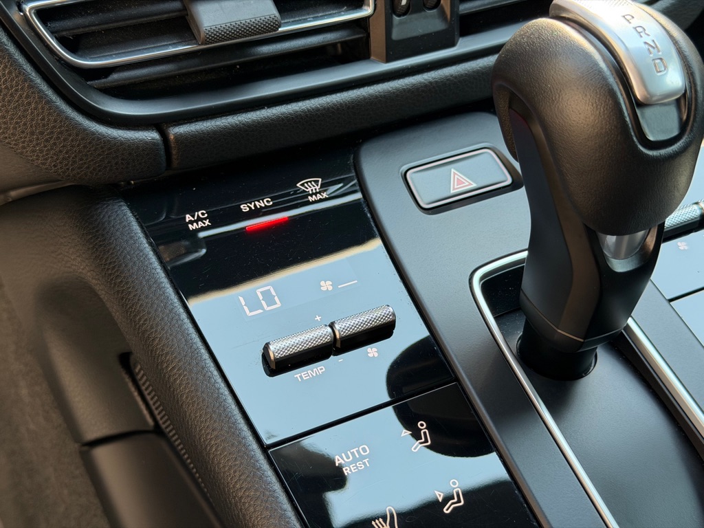Photo 41 of this PORSCHE MACAN