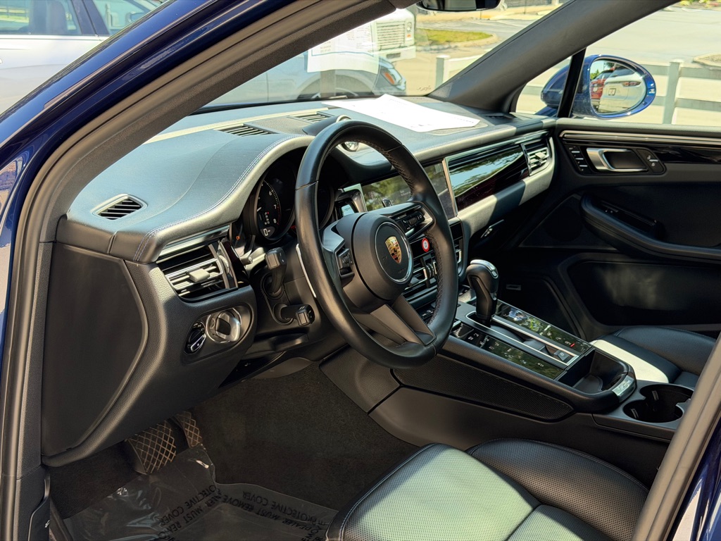 Photo 19 of this PORSCHE MACAN