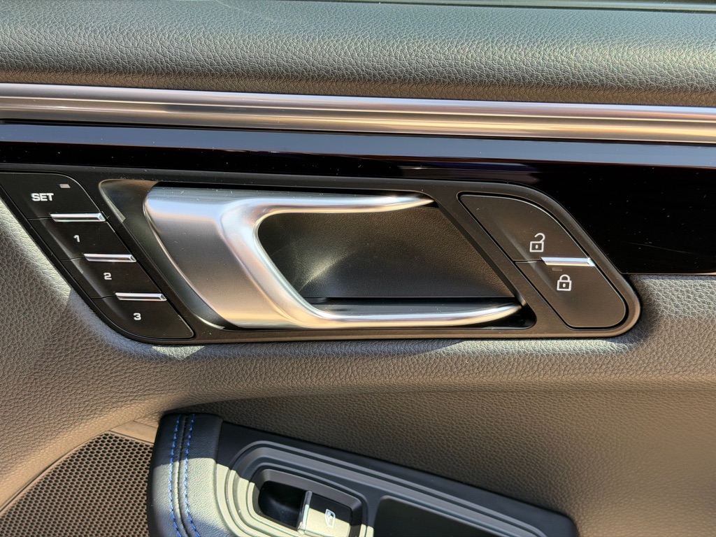 Photo 57 of this PORSCHE MACAN