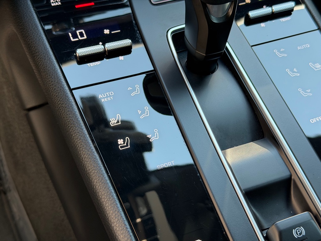 Photo 43 of this PORSCHE MACAN