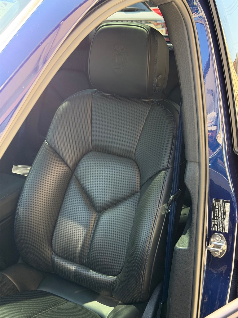 Photo 26 of this PORSCHE MACAN