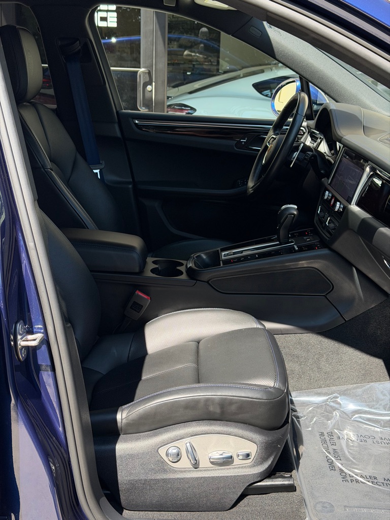 Photo 54 of this PORSCHE MACAN