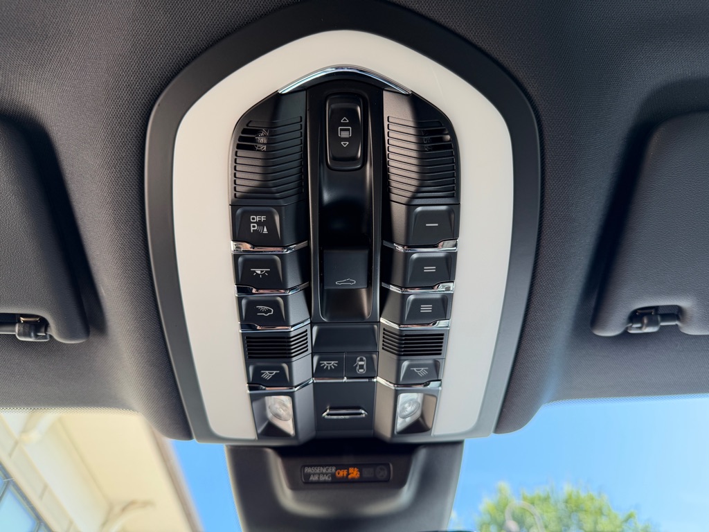 Photo 51 of this PORSCHE MACAN