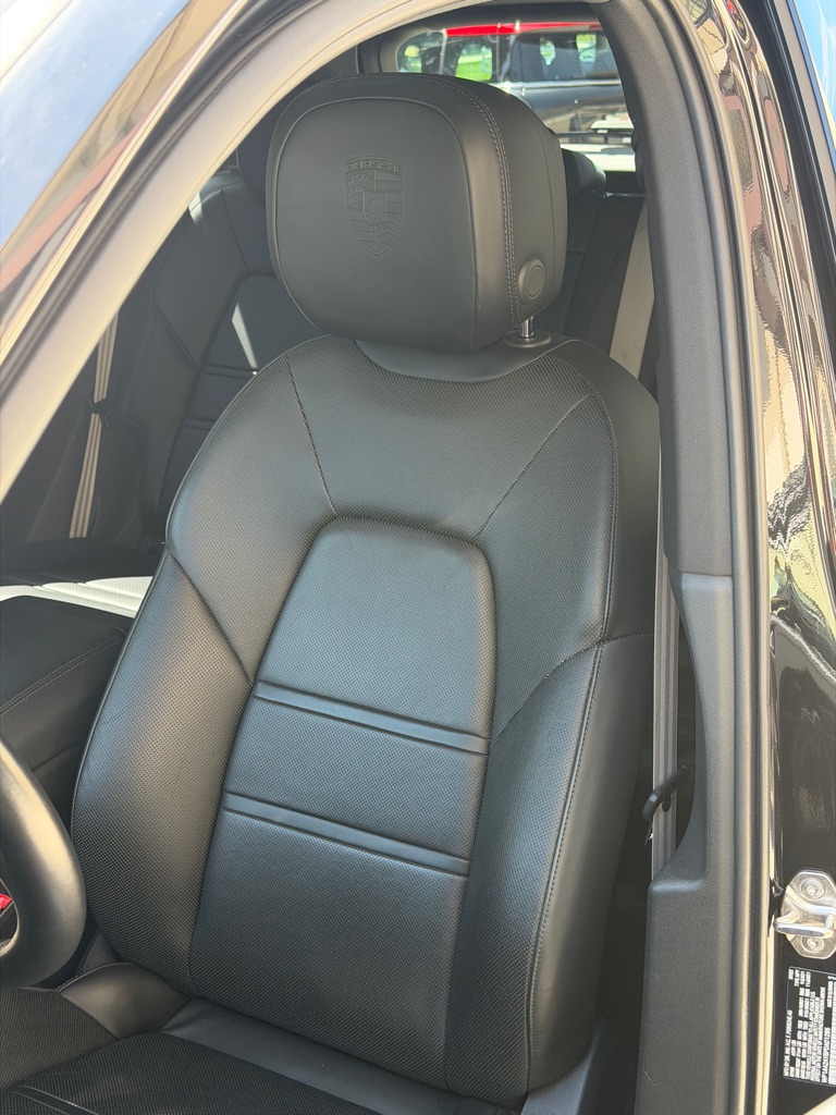 Photo 27 of this PORSCHE CAYENNE