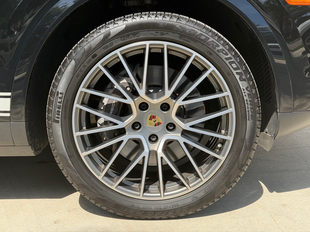 Photo 17 of this PORSCHE CAYENNE