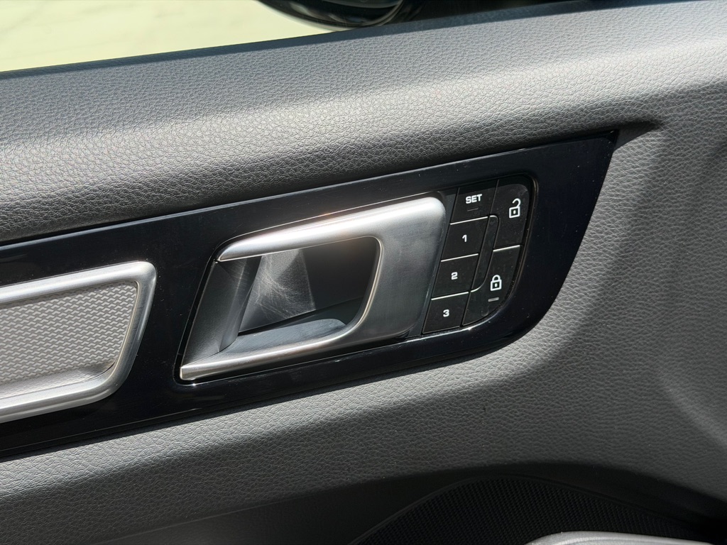 Photo 21 of this PORSCHE CAYENNE