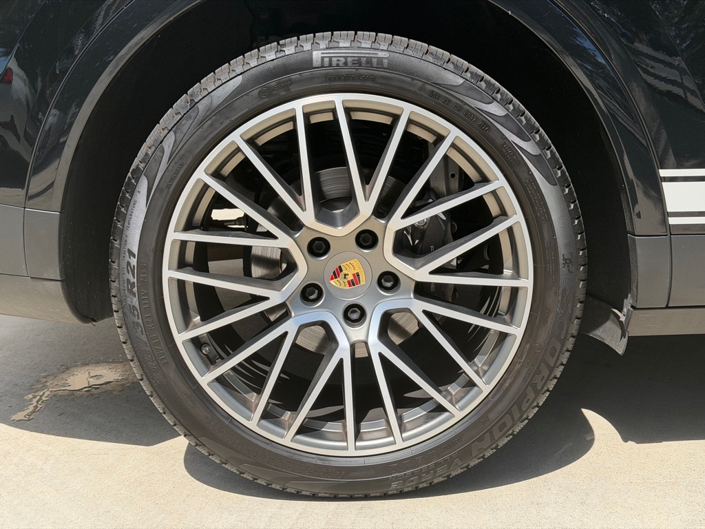 Photo 16 of this PORSCHE CAYENNE