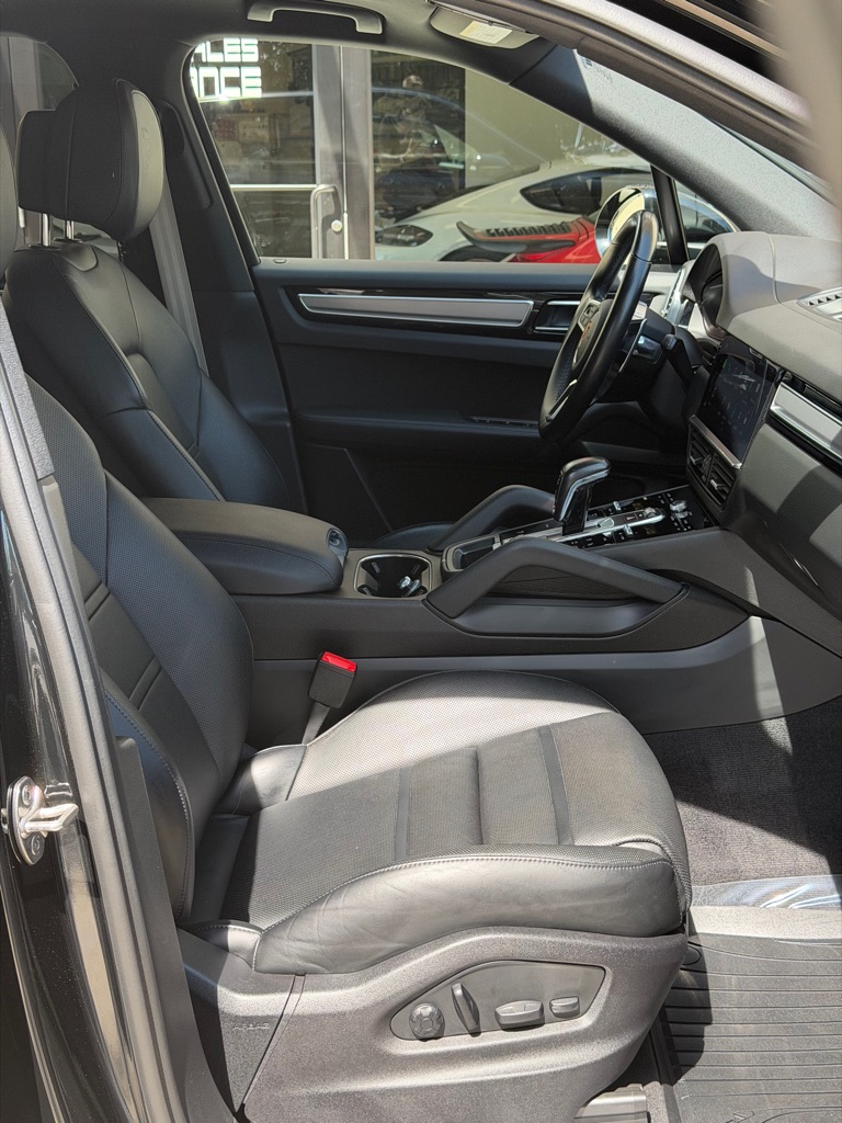 Photo 52 of this PORSCHE CAYENNE