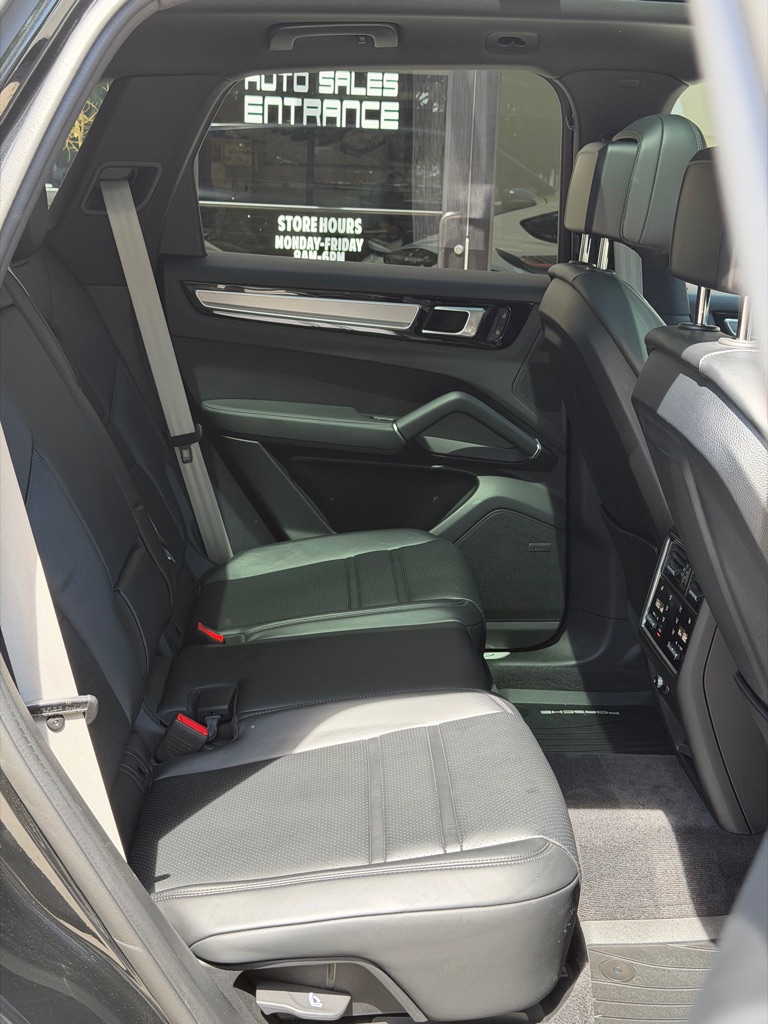 Photo 70 of this PORSCHE CAYENNE