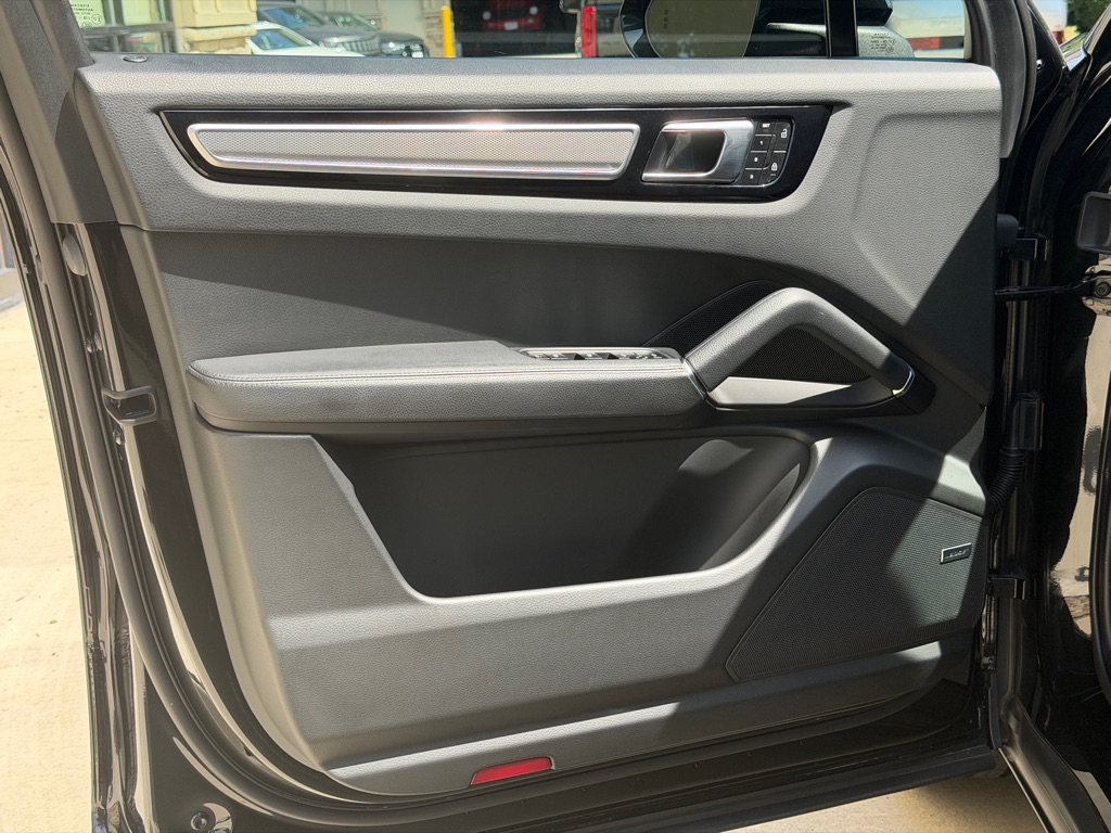 Photo 20 of this PORSCHE CAYENNE