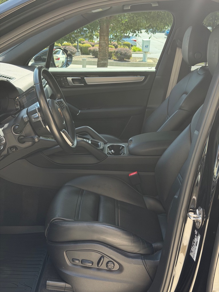 Photo 18 of this PORSCHE CAYENNE