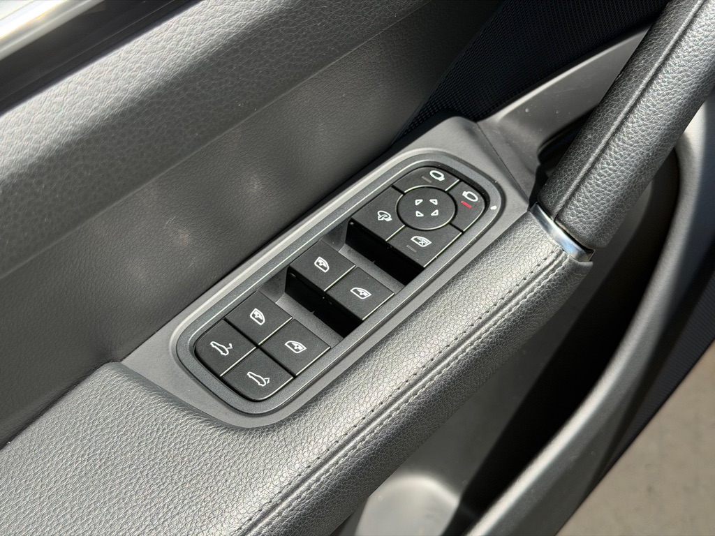 Photo 22 of this PORSCHE CAYENNE