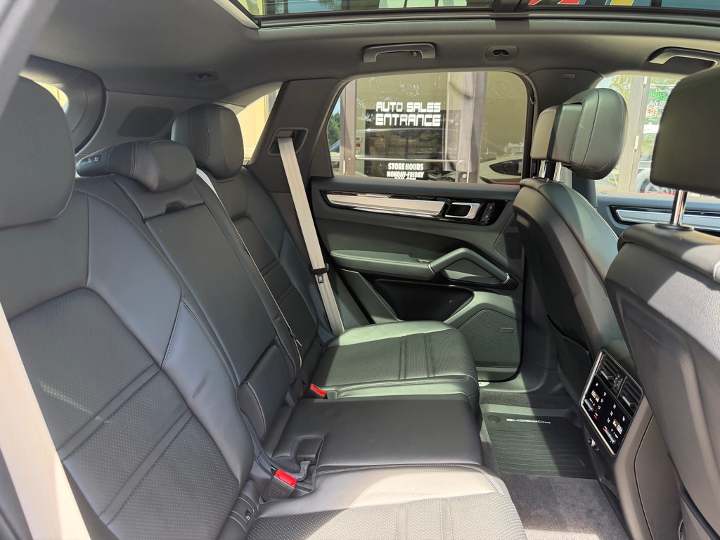 Photo 80 of this PORSCHE CAYENNE