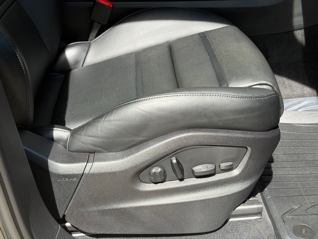 Photo 59 of this PORSCHE CAYENNE