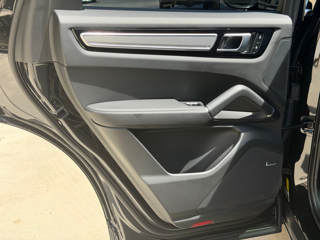 Photo 86 of this PORSCHE CAYENNE