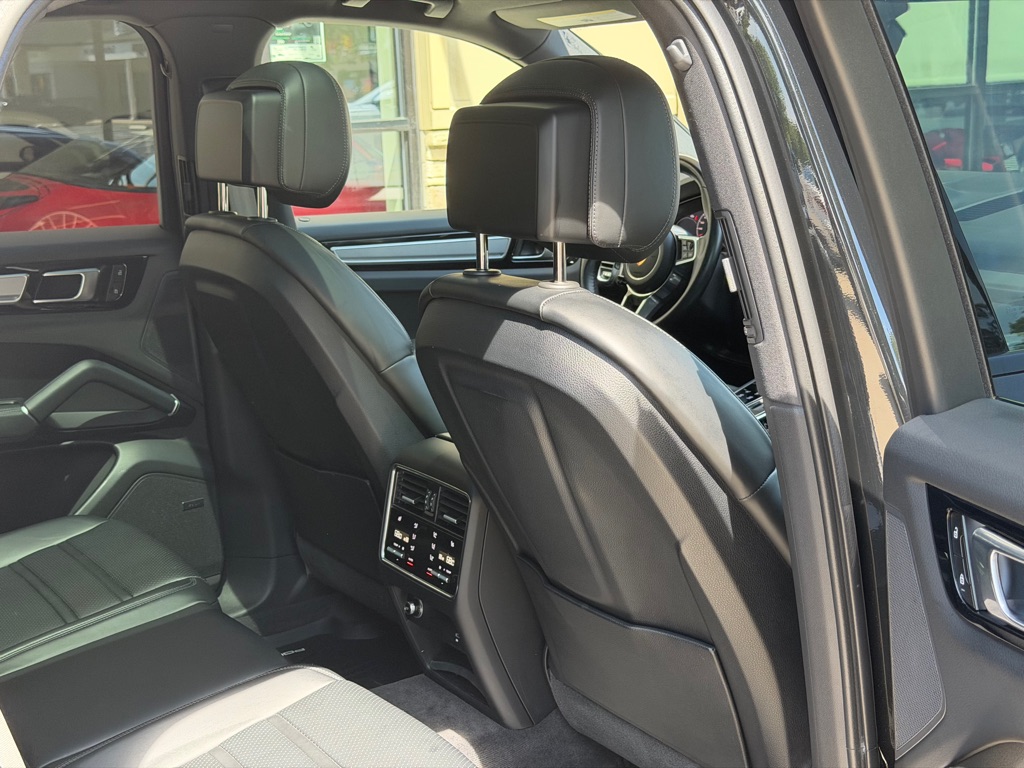 Photo 71 of this PORSCHE CAYENNE