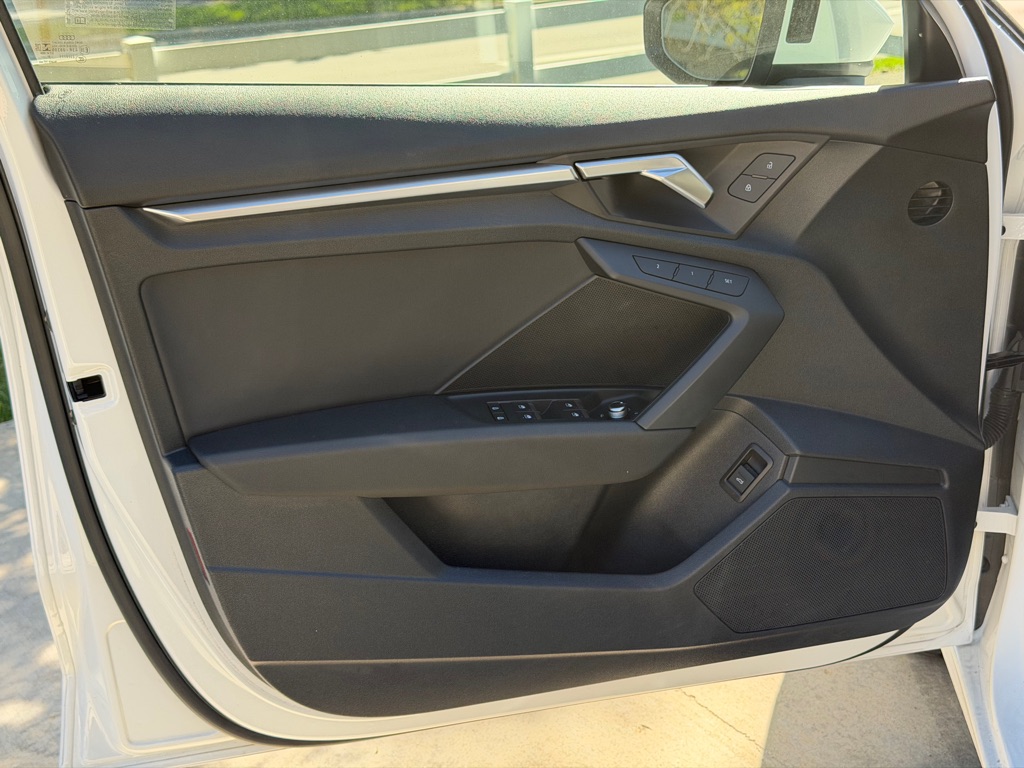 Photo 8 of this AUDI A3