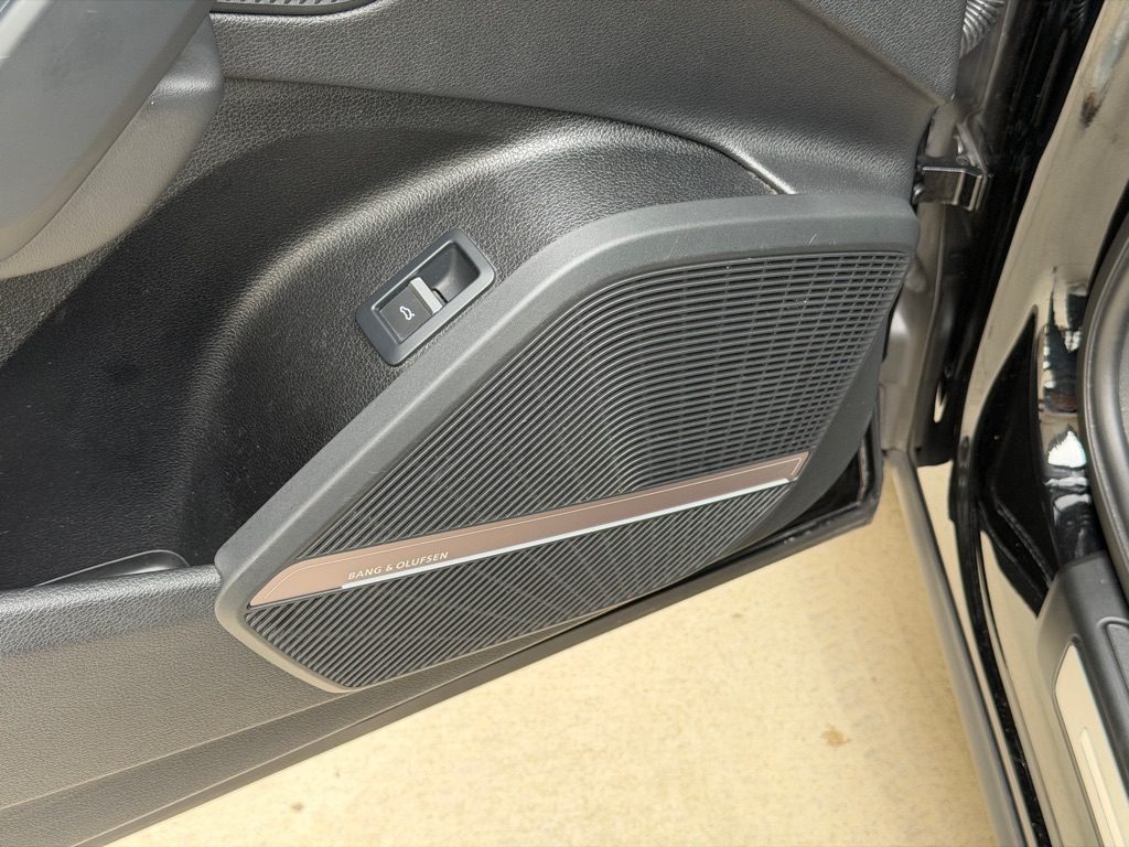 Photo 24 of this AUDI SQ5
