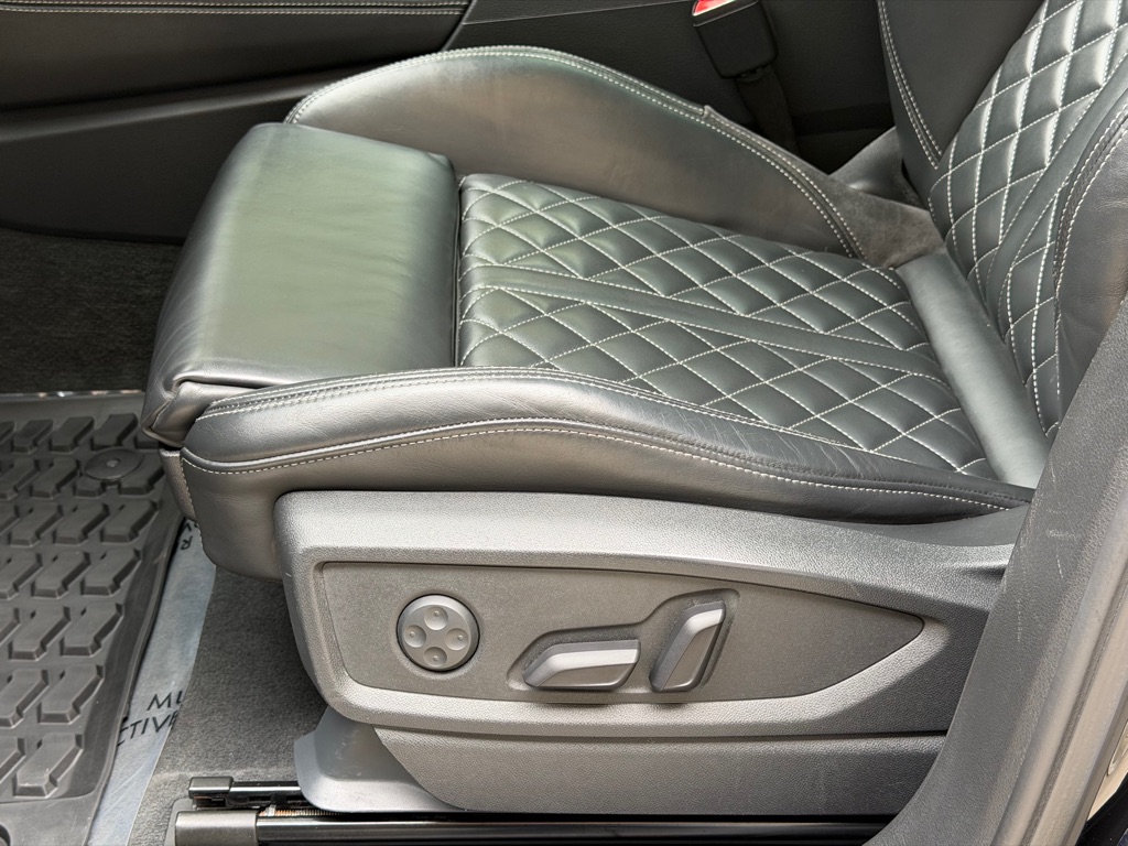 Photo 26 of this AUDI SQ5