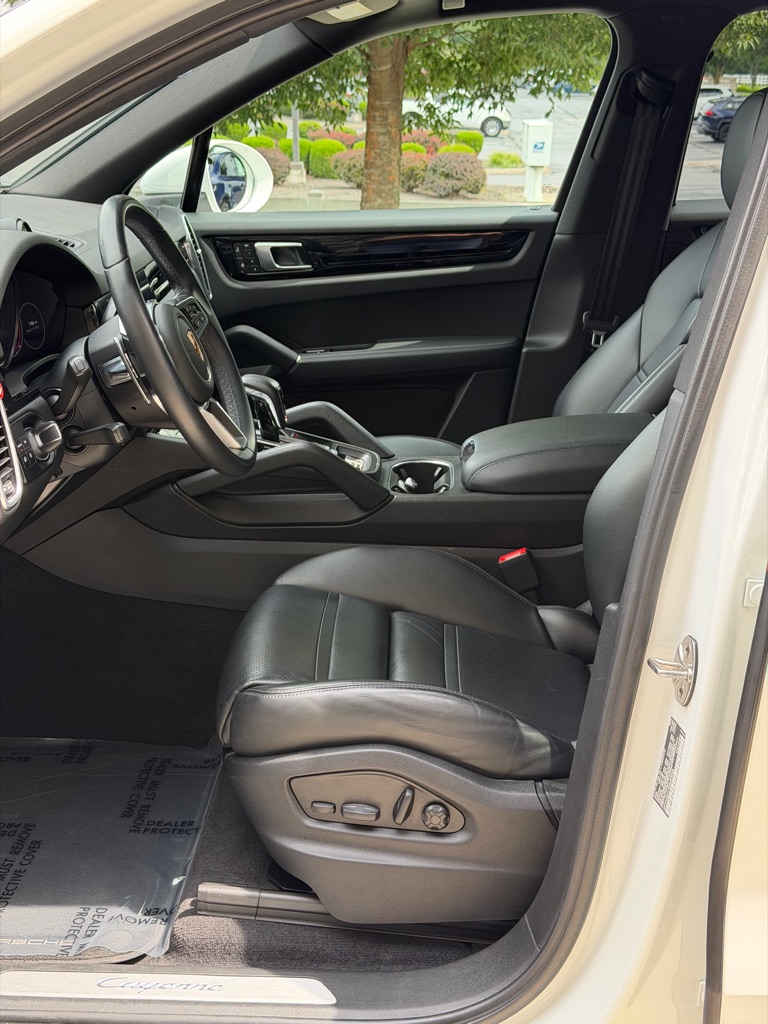 Photo 21 of this PORSCHE CAYENNE