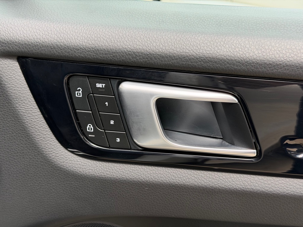 Photo 60 of this PORSCHE CAYENNE