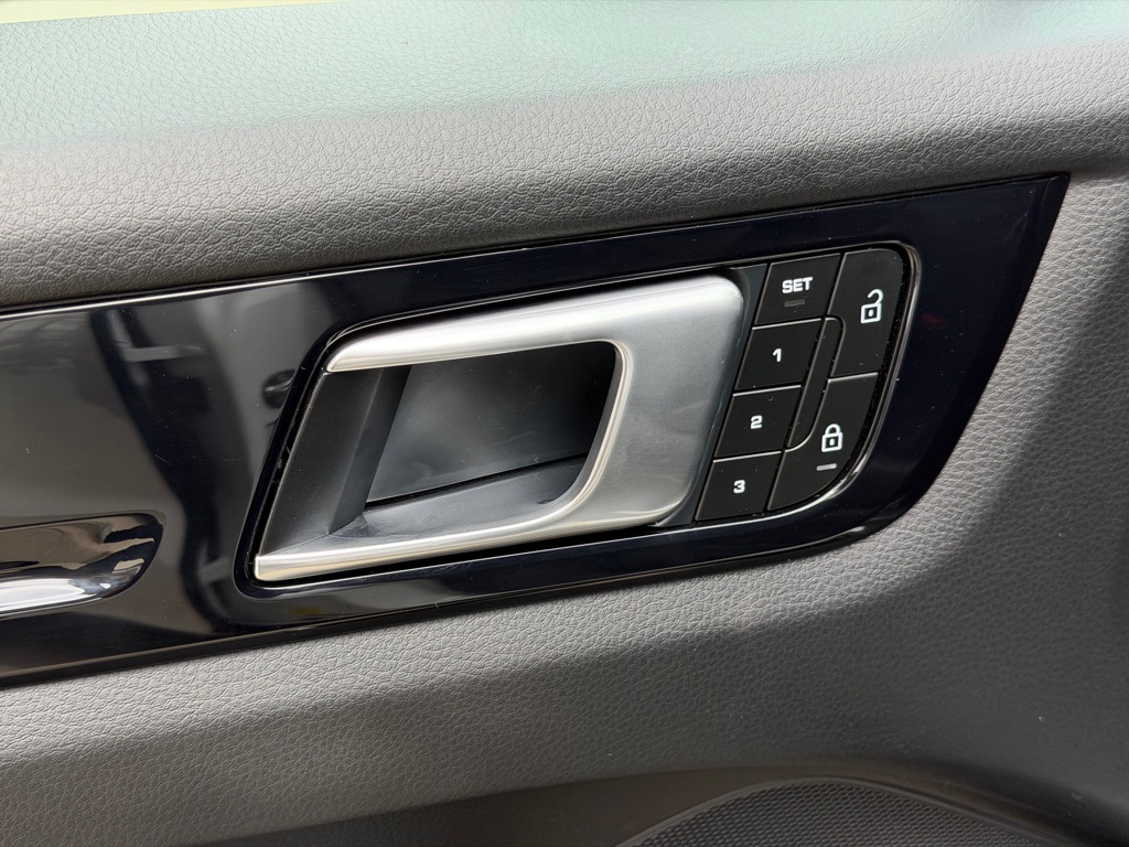Photo 24 of this PORSCHE CAYENNE