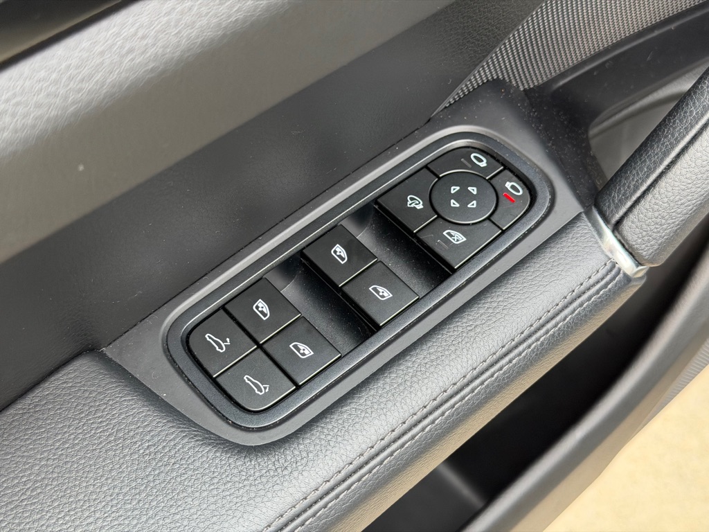 Photo 25 of this PORSCHE CAYENNE