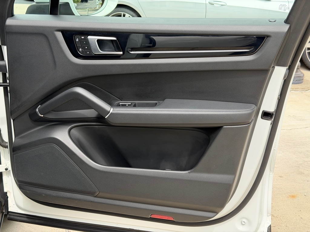Photo 59 of this PORSCHE CAYENNE