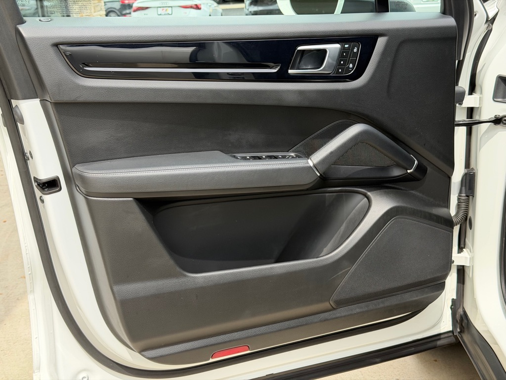Photo 23 of this PORSCHE CAYENNE