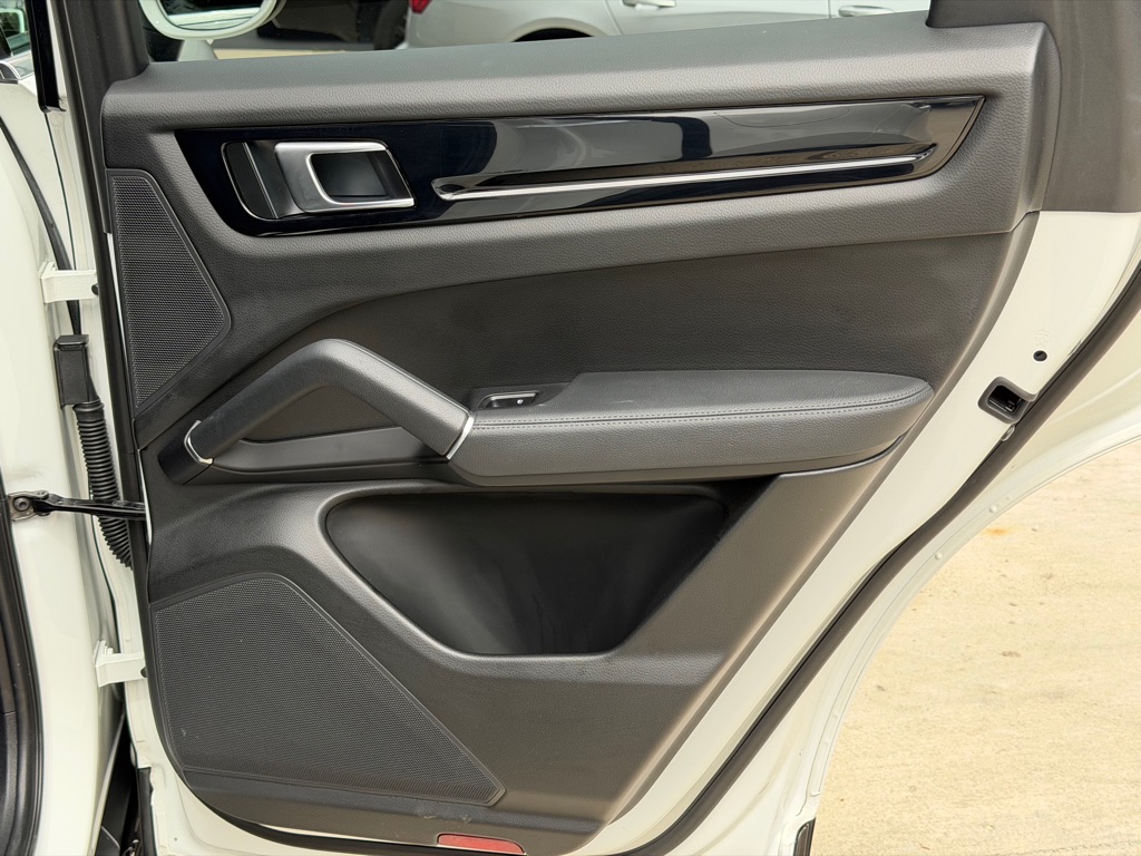 Photo 78 of this PORSCHE CAYENNE