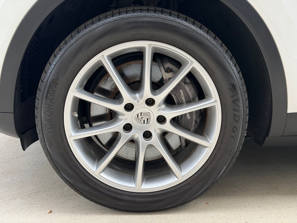 Photo 17 of this PORSCHE CAYENNE