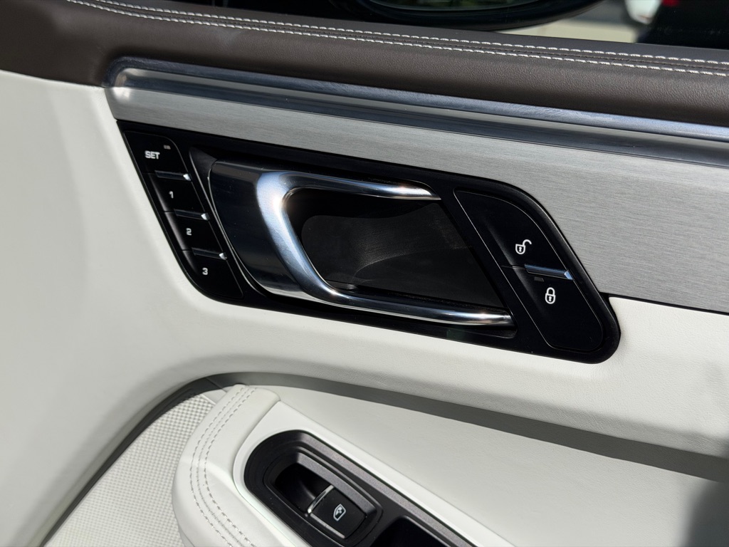 Photo 73 of this PORSCHE MACAN TURBO
