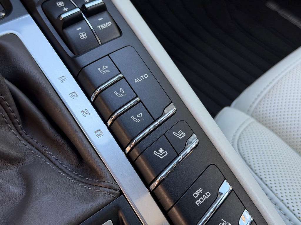 Photo 57 of this PORSCHE MACAN TURBO