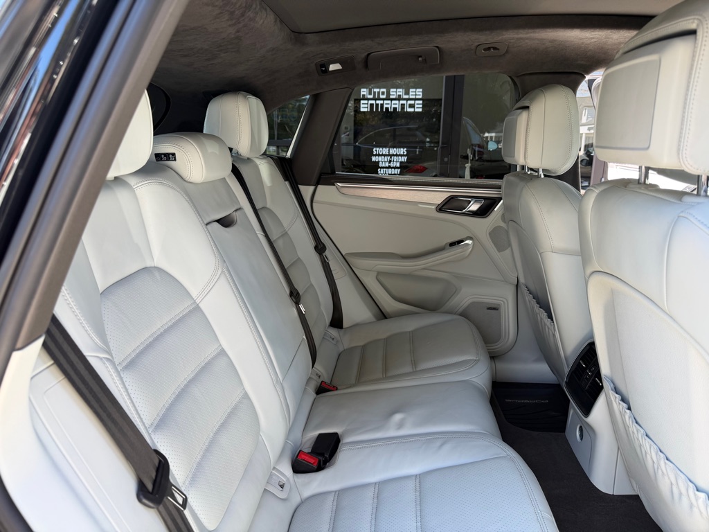 Photo 95 of this PORSCHE MACAN TURBO