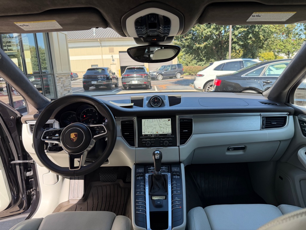 Photo 98 of this PORSCHE MACAN TURBO