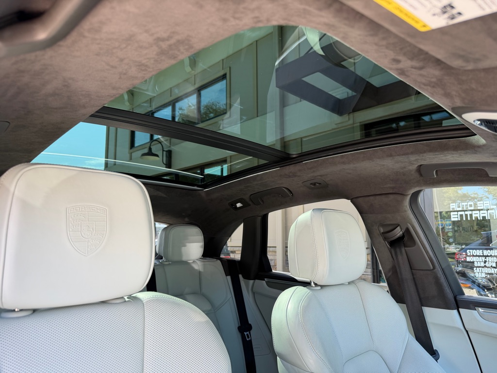 Photo 110 of this PORSCHE MACAN TURBO