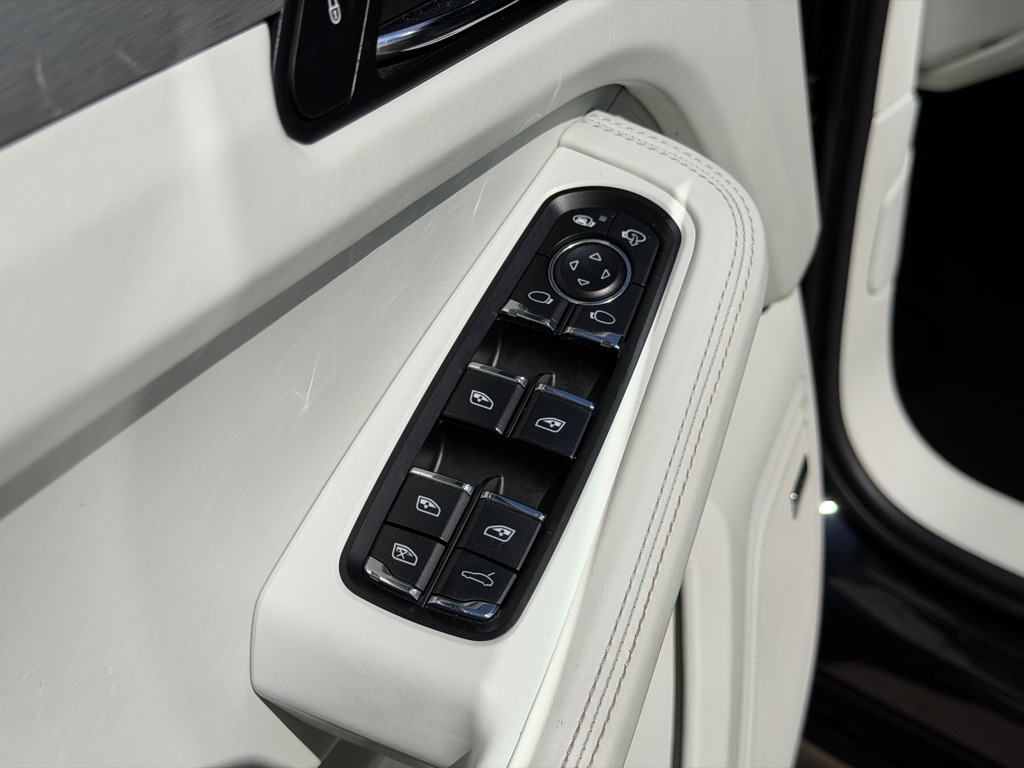 Photo 26 of this PORSCHE MACAN TURBO