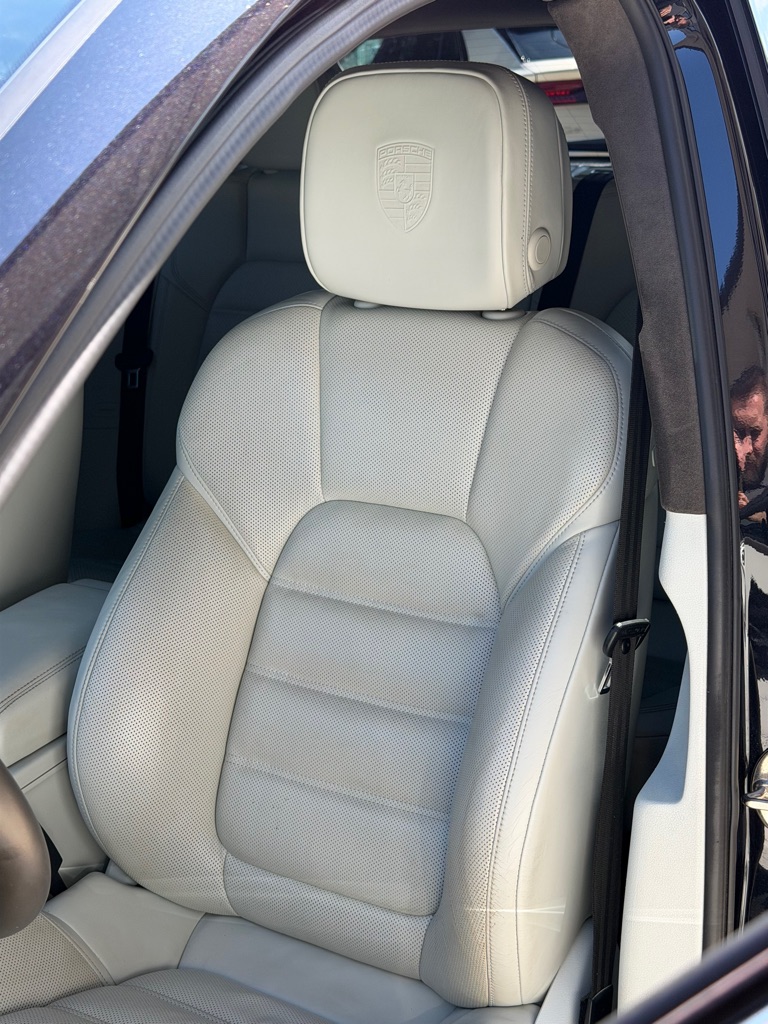Photo 31 of this PORSCHE MACAN TURBO