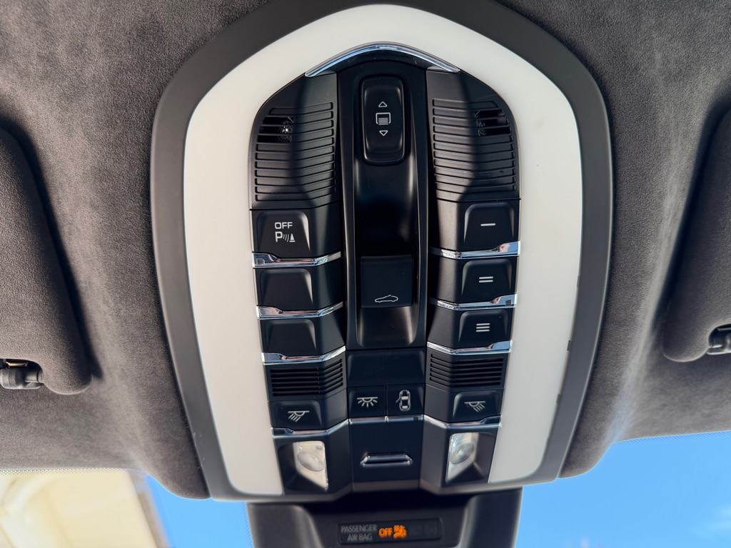 Photo 67 of this PORSCHE MACAN TURBO