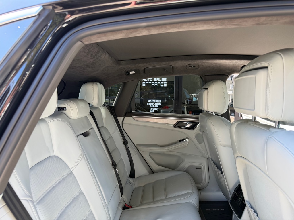 Photo 96 of this PORSCHE MACAN TURBO