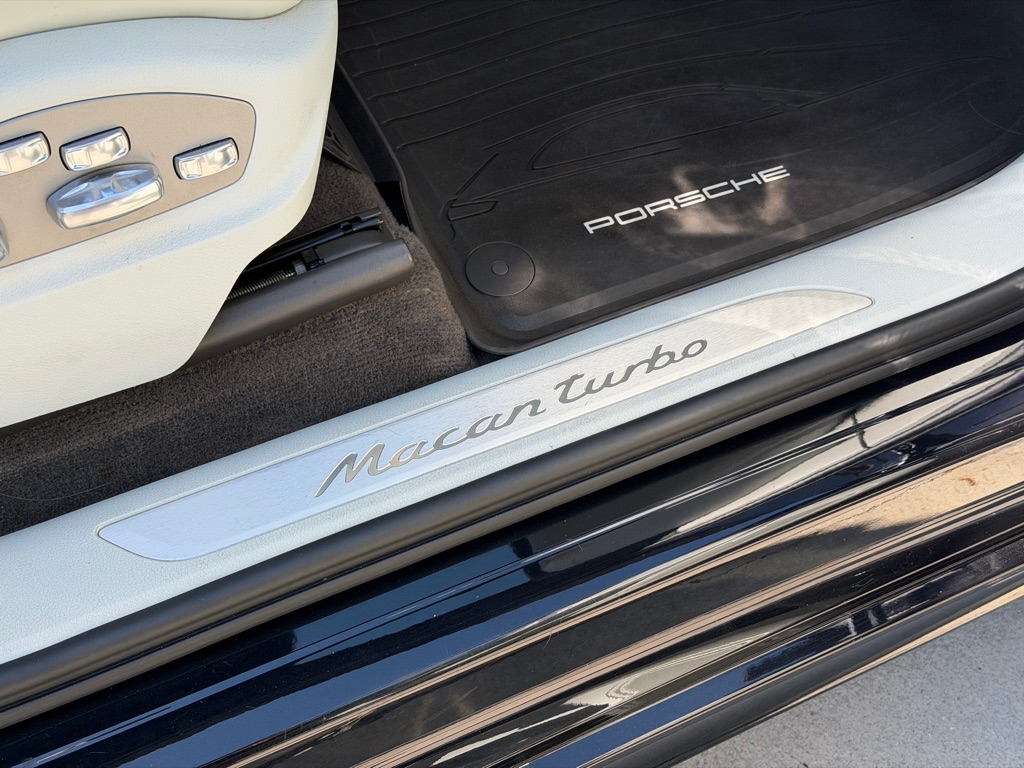 Photo 76 of this PORSCHE MACAN TURBO