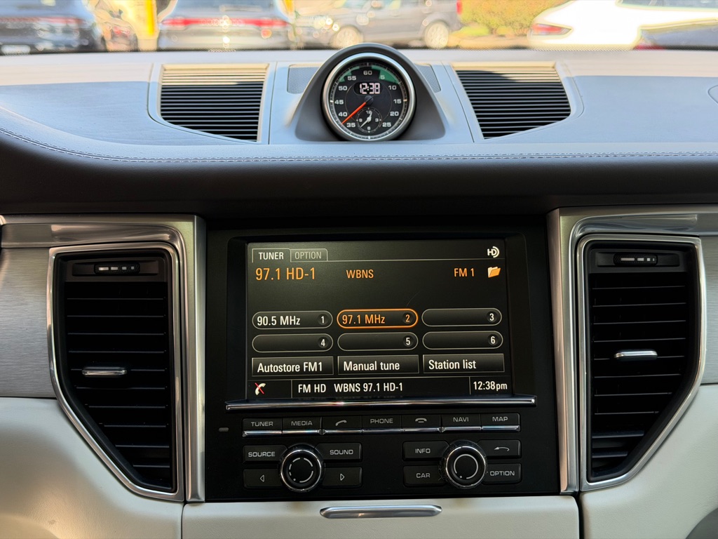 Photo 50 of this PORSCHE MACAN TURBO