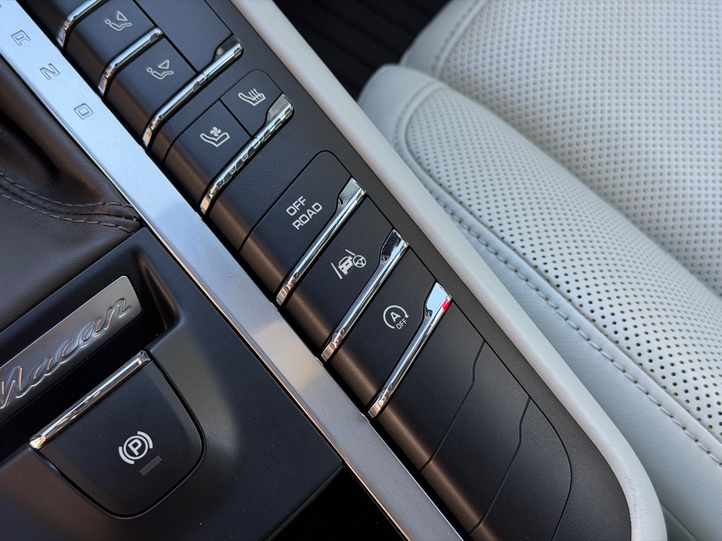 Photo 60 of this PORSCHE MACAN TURBO