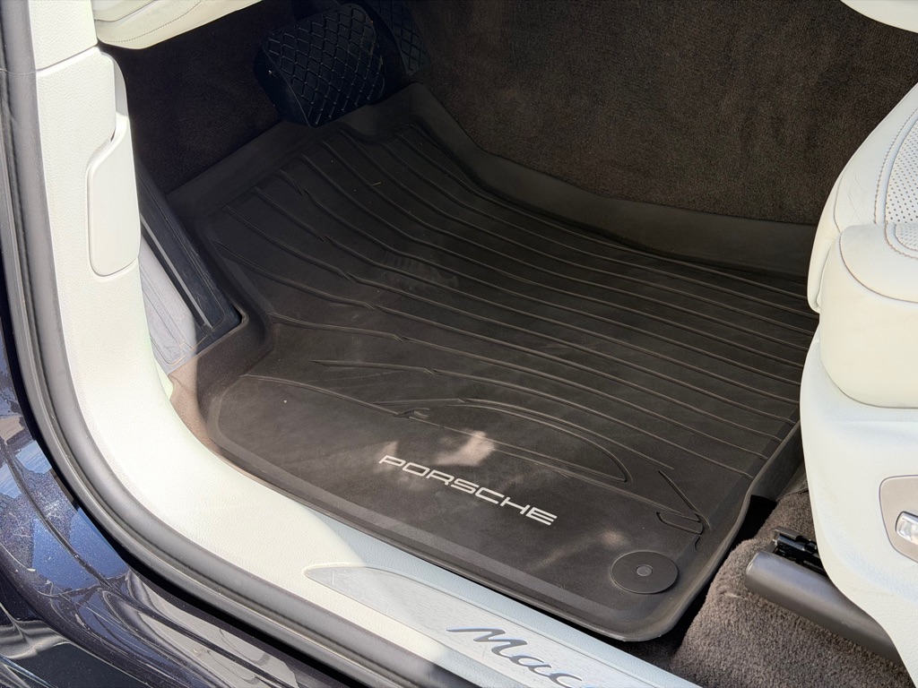 Photo 29 of this PORSCHE MACAN TURBO